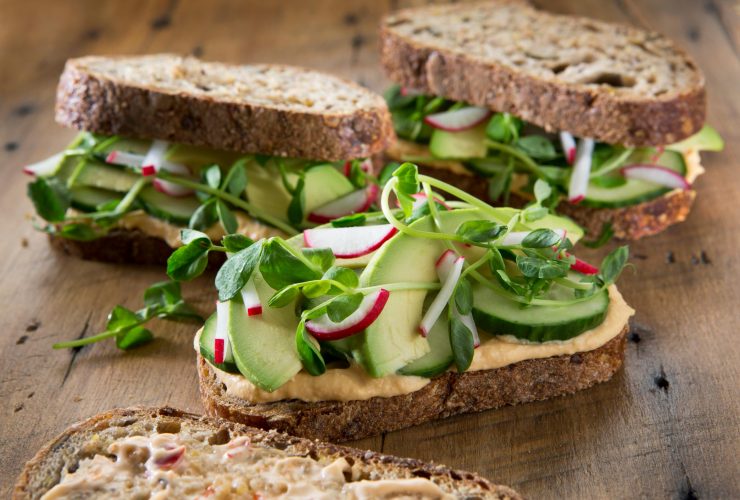 avokadolu pancarlı vegan sandviç
