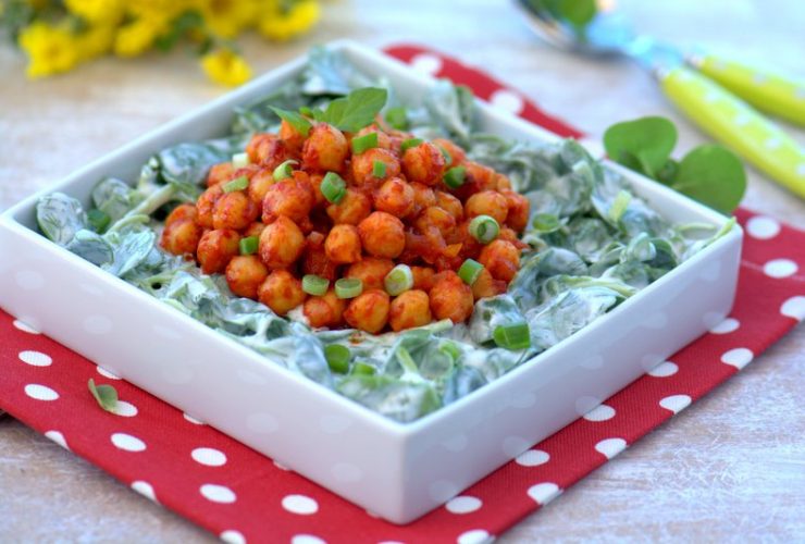 nohutlu ıspanaklı vegan yoğurtlu salata