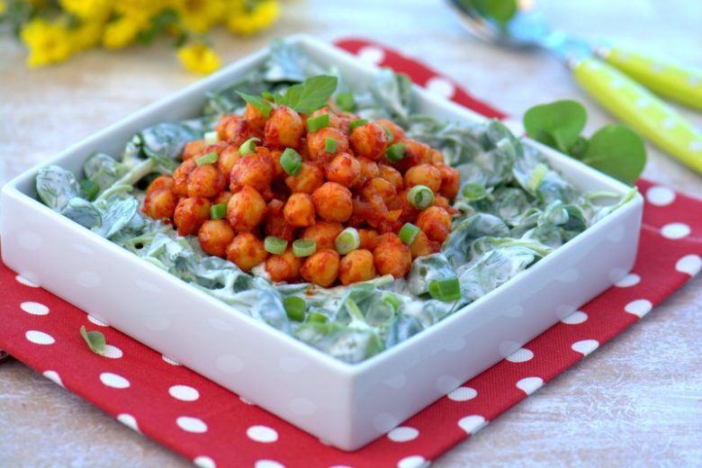 nohutlu ıspanaklı vegan yoğurtlu salata