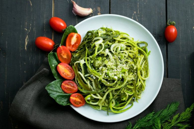 avokado soslu kabak spagetti